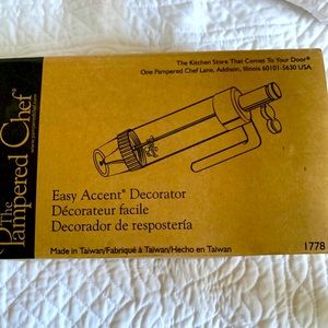 Pampered chef easy accent decorator